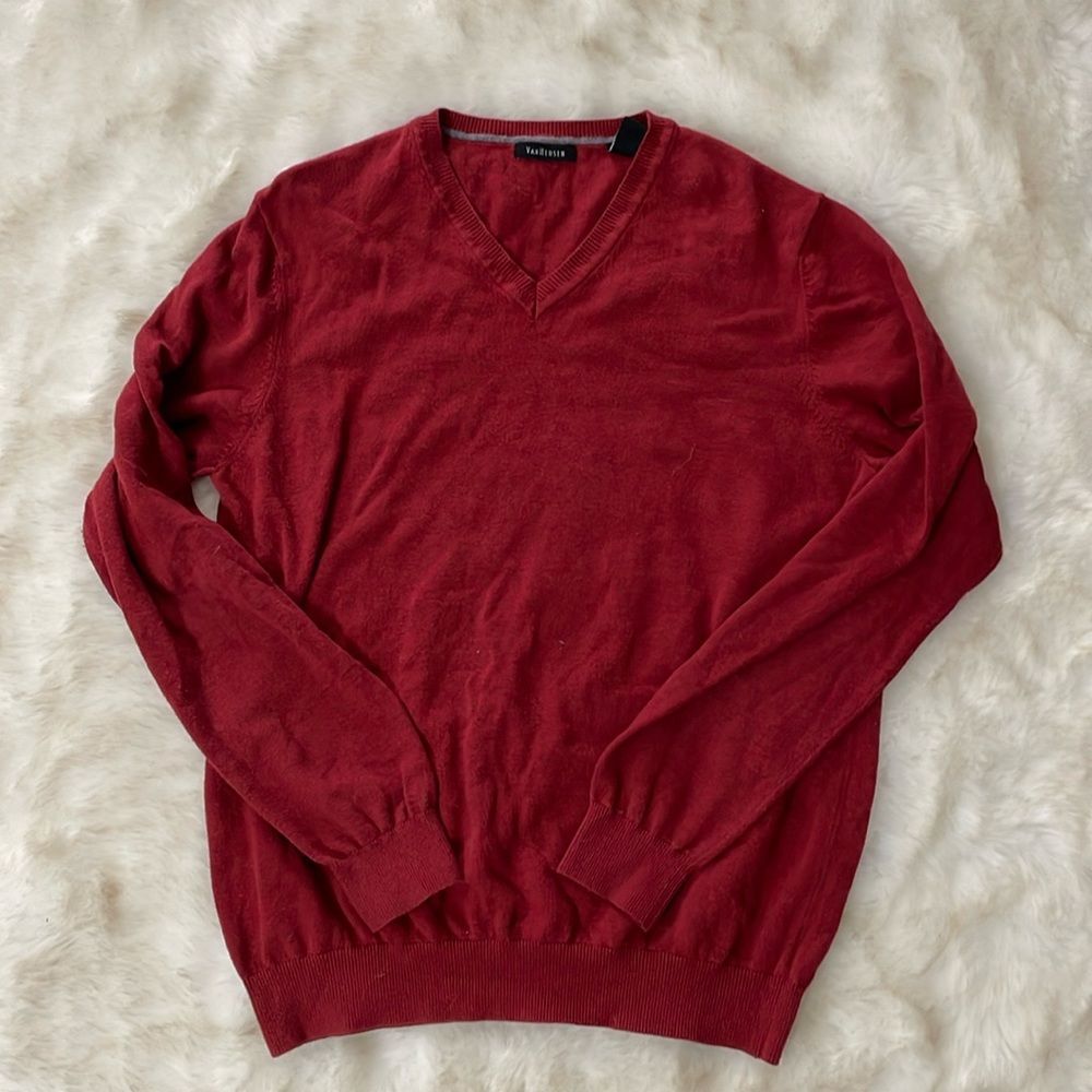 Van Heusen. Maroon color . Size medium. Like new. No flaws sweater pullover.